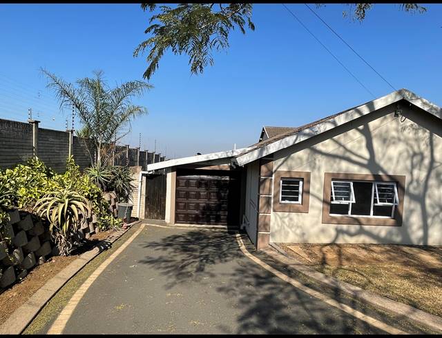2 BEDROOM FLAT RENTED IN HILLDENE